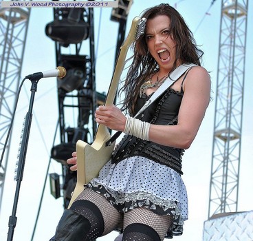 benjamin worrell add photo lzzy hale sexy