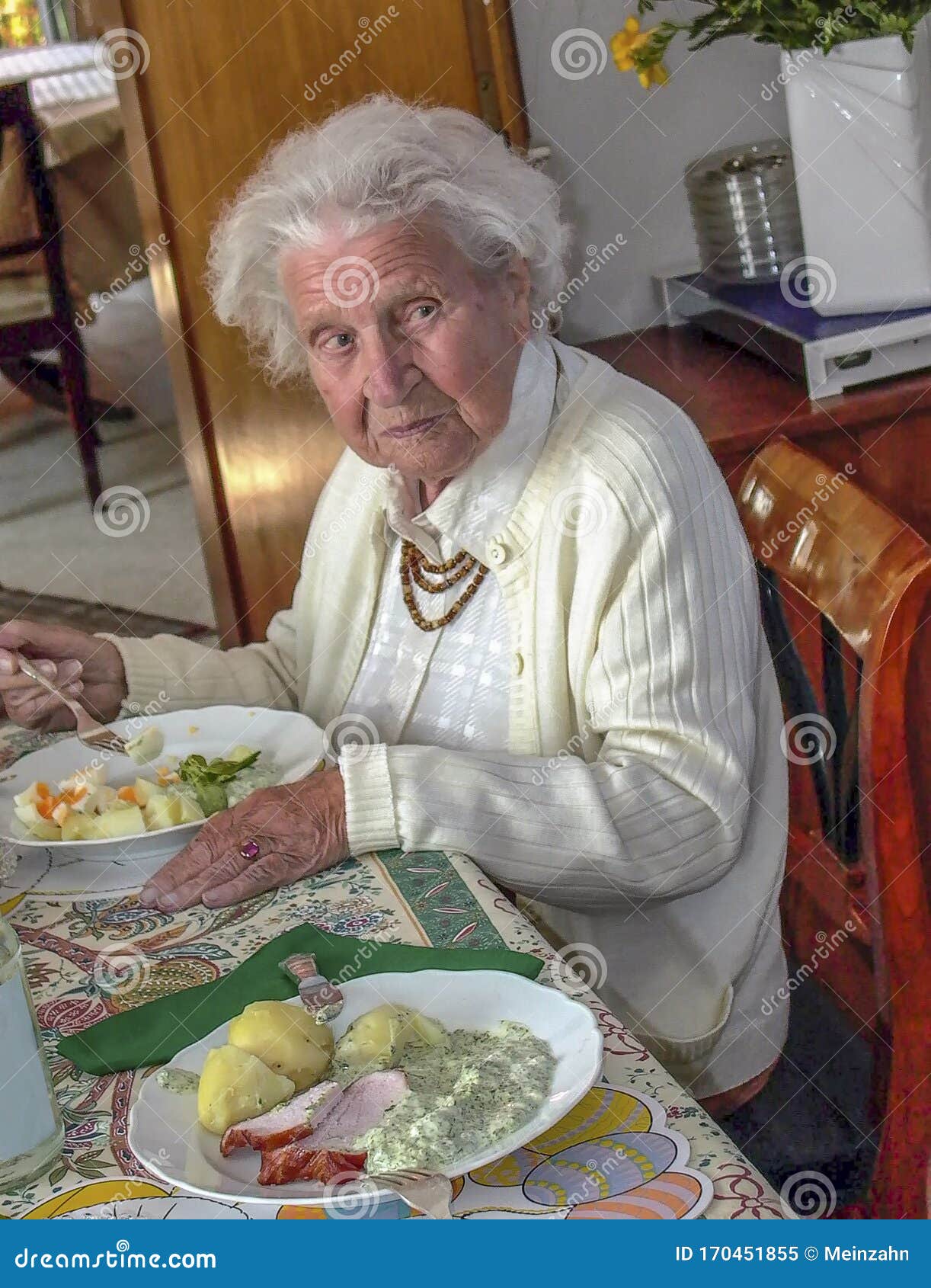 christina monterrosa recommends grandma eating come pic